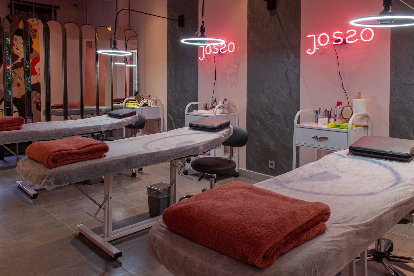 Josso Beauty Bar salon içi — neon logolu bakım alanı
