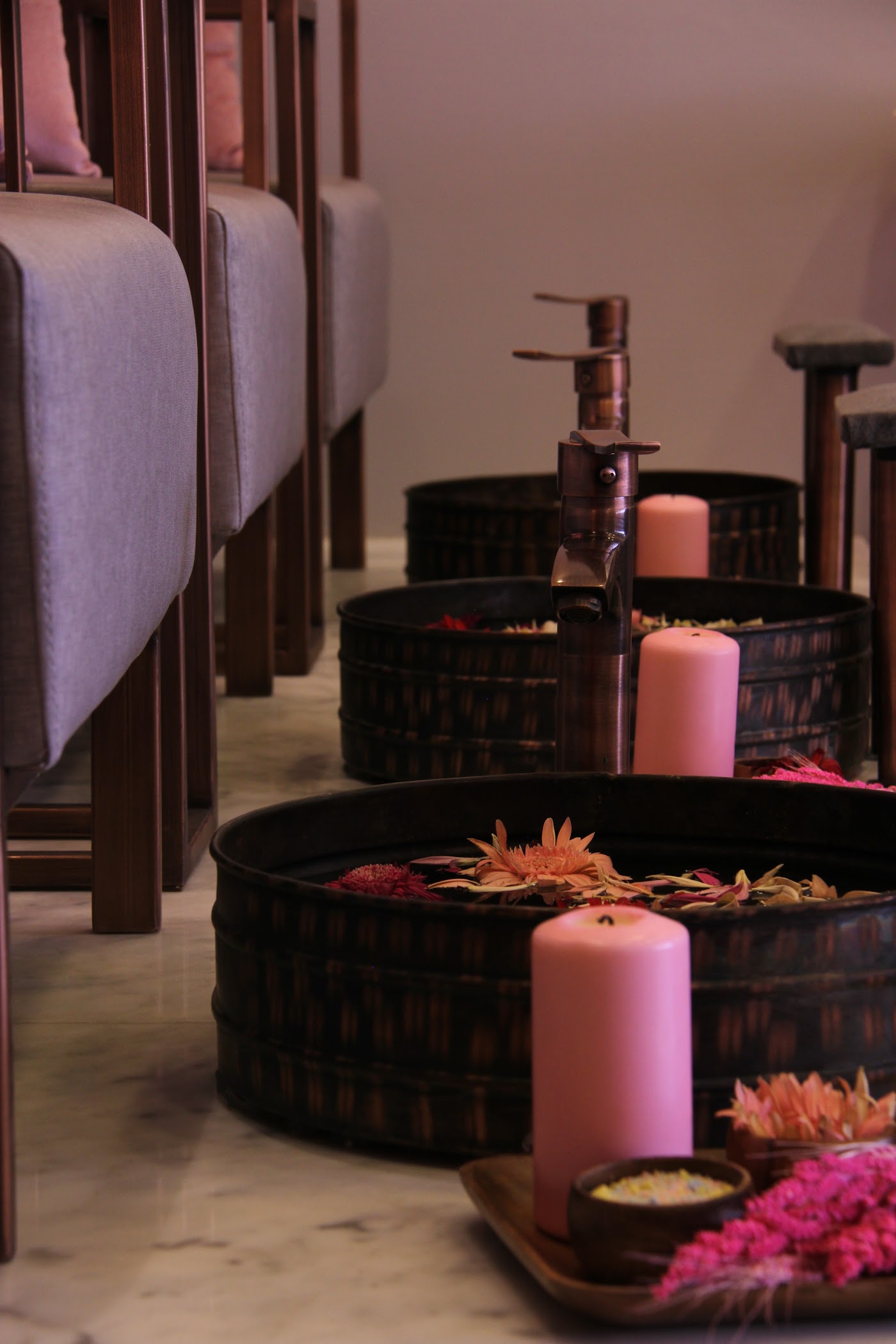 Josso spa pedikür detayı, mumlar ve çiçekler